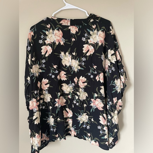 ARITZIA TALULA Cosima Floral Kimono Open
Cape Oversized Cardigan Black S/M NWOT - Picture 4 of 5
